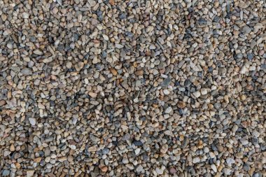 Küçük, çok renkli çakıl taşlarının yakın görüntüsü desenli ve pürüzsüz bir arkaplan kopyalama alanı yaratıyor. Vysocany bölgesi Prag 9