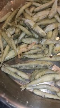 Taze kızartılmış balıkların yakın çekim görüntüleri, çıtır çıtır dokularını ve altın renklerini gözler önüne seriyor, Temmuz ayında bibione, İtalya 'da yakalandılar. Yüksek kaliteli FullHD görüntüler