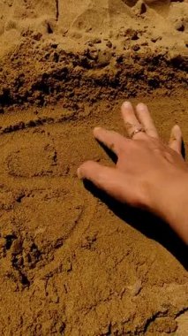 Word 'ün el yazının Veneto, İtalya' da kumsalda, güneşli bir yaz gününde, arka plan, grafik tasarım ve iç dekorasyon için mükemmel bir şekilde yazılmış dikey yüksek kaliteli görüntüleri. Yüksek kaliteli FullHD görüntüler