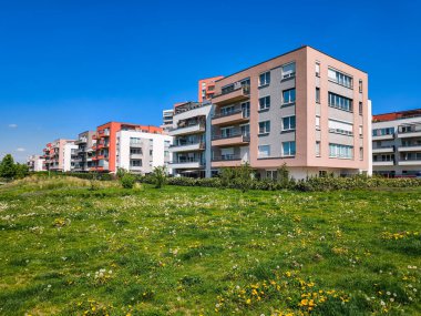 Prag, Çek Cumhuriyeti - 1 Mayıs 2025: Modern binaları ve yeşil çayırları olan yerleşim yerleri, rahat ve sürdürülebilir kentsel yaşam alanı sunuyor