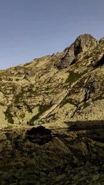 Slovakya, High Tatry 'deki dağ yansımalarının nefes kesici görüntüsü.