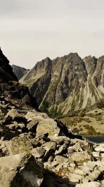 Yeşil bitki örtüsü ile kayalık dağ sırası.