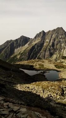 Slovakya 'nın High Tatras kentindeki bir dağ gölünün çarpıcı manzarası.