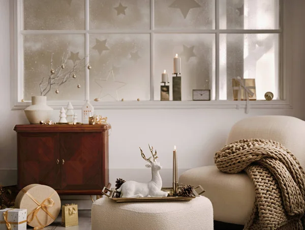 Aconchegante Elegante Sala Estar Natal Interior Com Poltrona Design Prateleira — Fotografia de Stock