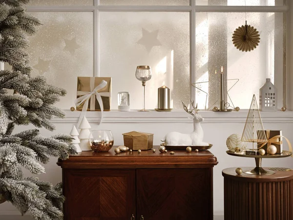 Karácsonyi Kompozíció Vintage Polcon Nappaliban Gyönyörű Dekorációval Nagy Ablakkal Karácsonyfával — Stock Fotó