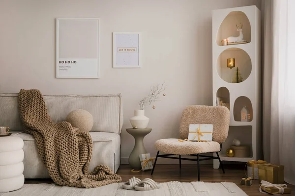 Heimelige Und Gemütliche Weihnachtliche Wohnzimmereinrichtung Mit Attrappen Beigem Sofa Designersessel — Stockfoto