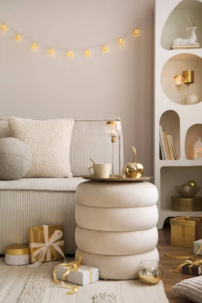 Composição Incrível Prateleira Design Branco Com Decoração Natal Luzes Presentes — Fotografia de Stock
