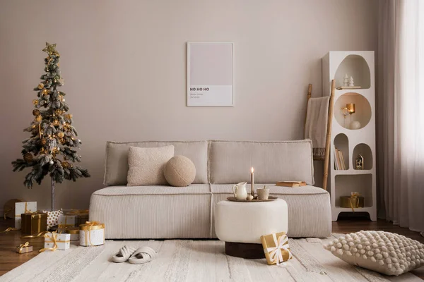Rumah Tangga Dan Nyaman Natal Ruang Tamu Interior Dengan Sofa — Stok Foto