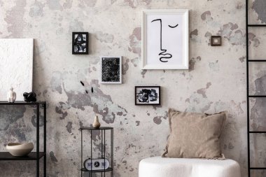 Oturma odasının iç tasarımında sahte poster, beyaz puf, bej yastıklı siyah raf ve kişisel aksesuarlar var. Ev dekoru. Şablon. 