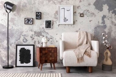 Oturma odasının modern kompozisyonu. Model, beyaz koltuk, ahşap sehpa ve kişisel aksesuarlar. Posteri düzenle. Ev dekoru. Şablon. 