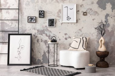 Evcil oturma odasının içerisindeki modeller, yastıklı beyaz puf ve kişisel aksesuarlar. Posteri düzenle. Ev dekoru. Şablon. 