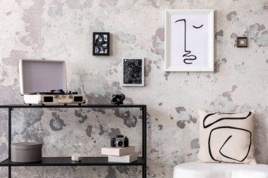 Modern oturma odasının içi model, yastıklı beyaz puf, consola ve kişisel aksesuarlarla dolu. Posteri düzenle. Ev dekoru. Şablon. 