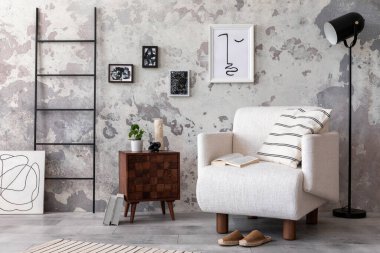 Konforlu oturma odasının iç tasarımı. Model, beyaz koltuk, ahşap sehpa ve kişisel aksesuarlar. Posteri düzenle. Ev dekoru. Şablon. 