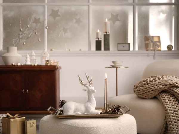 내부의 아늑하고 크리스마스의 거실에는 디자인 크리스마스 액세서리가 클로스가 템플릿 — 스톡 사진