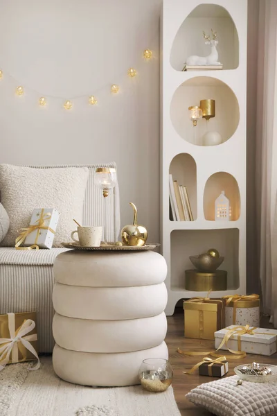 Composição Incrível Prateleira Design Branco Com Decoração Natal Luzes Presentes — Fotografia de Stock