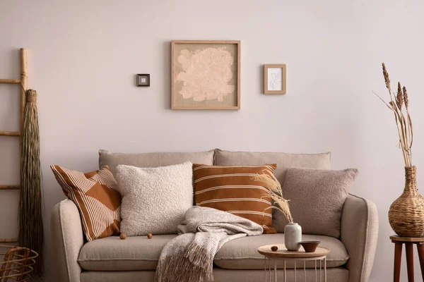 Composição Criativa Interior Sala Estar Com Sofá Bege Com Travesseiro — Fotografia de Stock