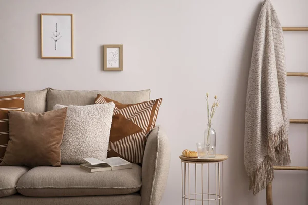 Komposisi Gaya Interior Ruang Tamu Dengan Sofa Krem Dengan Bantal — Stok Foto