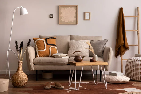 Die Stilvolle Wohnzimmerkomposition Mit Beigem Sofa Mit Braunem Teppich Kissen — Stockfoto