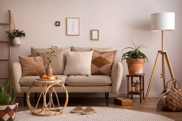 Komposisi Gaya Interior Ruang Tamu Dengan Sofa Krem Dengan Karpet — Stok Foto