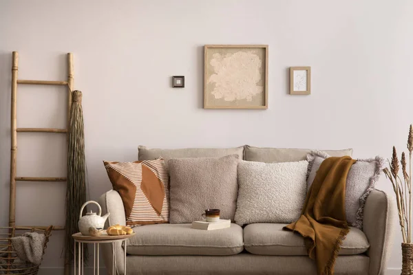Composição Elegante Interior Sala Estar Com Sofá Bege Com Tapete — Fotografia de Stock