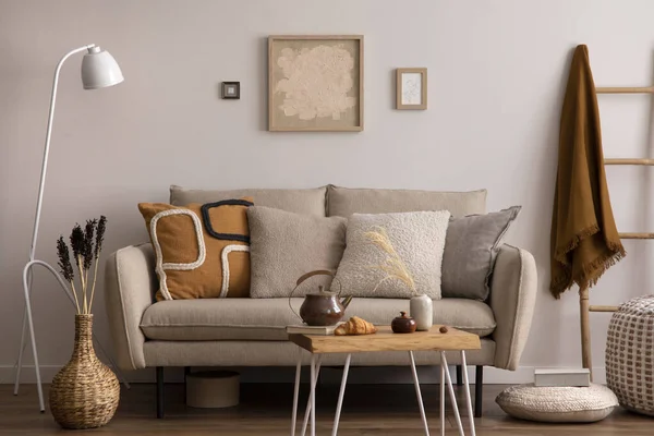 Composição Elegante Interior Sala Estar Com Sofá Bege Com Tapete — Fotografia de Stock