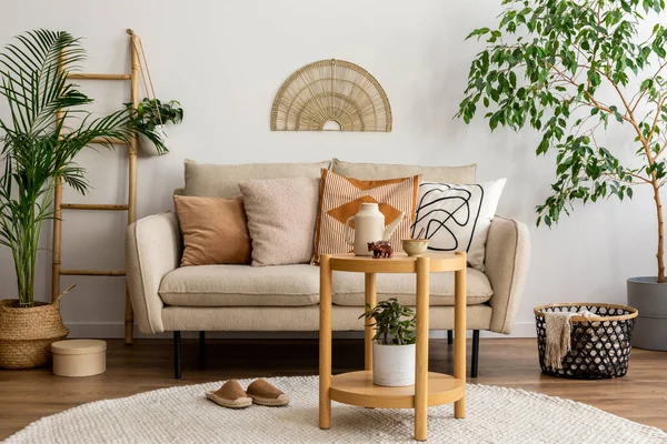 Skandinavia Dan Interior Nyaman Ruang Tamu Dengan Desain Sofa Krem — Stok Foto