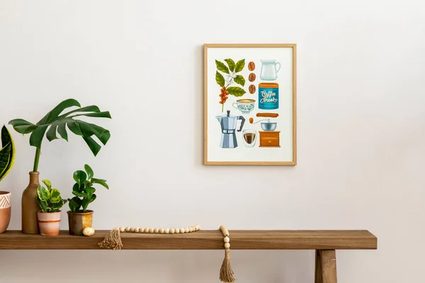 雅致雅致的客厅 有木制长椅 许多植物 仙人掌 模拟相框和个人配饰的创意构图 舒适的家居装饰 — 图库照片