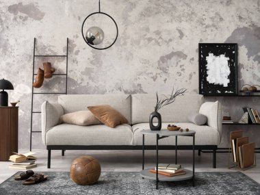 Gri dizayn kanepesi, koltuğu, merdiveni, siyah kahve masası, siyah merdiveni, gösterişli lambası, halısı, dekorasyonu ve zarif aksesuarları olan modern dairenin çatı katı tarzı. Beton grunge duvar. Şablon. 