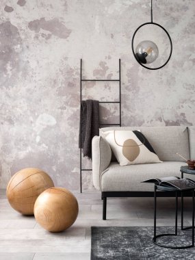Gri desenli kanepesi, siyah sehpası, siyah merdiveni, gösterişli lambası, halısı, ahşap süsü ve zarif aksesuarları olan modern dairenin çatı katı tarzı. Beton grunge duvar. Şablon.