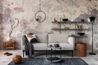 Ekose, halı, sehpa ve kişisel aksesuarları olan modern bir daire. Gri beton duvar. Ev dekoru. Şablon