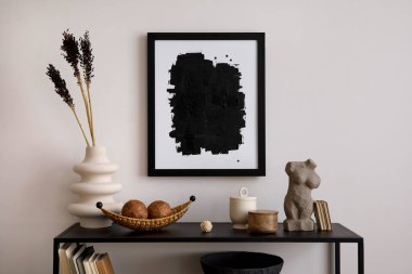 Oturma odasının iç dekorasyonunun zarif ve modern kompozisyonu siyah raf, poster çerçevesi, vazoda kurumuş çiçekler, dekorasyon ve zarif aksesuarlar. Minimalist ev dekorasyonu. Şablon. 