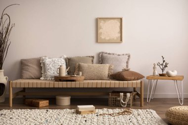 Oturma odasının sıcak ve rahat kompozisyonu poster çerçevesi, kanepe, bej halı, yastıklar, kahve masası ve kişisel aksesuarlarla. Ev dekoru. Şablon. 