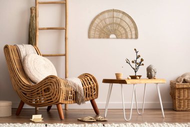 Meditasyon salonunun iç dekorasyonu kanepe, bej halı, yastık, süs ve kişisel aksesuarlarla. Ev dekoru. Şablon. 