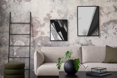 Beton oturma odasının Indiustral kompozisyonu poster çerçevesi, şık gri kanepe, desenli yastıklar, sade kahve masası, köpek, kupa ve kişisel aksesuarlar. Ev dekoru. Şablon. 