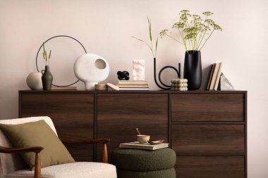 Kahverengi klozetli uyumlu oturma odasının iç tasarımı, tasarım Boucle koltuğu, kahve masası, dekorasyon, poster çerçevesi ve zarif kişisel aksesuarları. Modern ev dekorasyonu. Şablon.