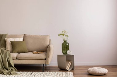 Fotokopi makinesi, bej kanepe, sehpa, vazo, yeşil ekose ve kitaplarla zarif ve seçkin bir mekanın iç tasarımı. Bej duvar. Uzayı kopyala Ev dekoru. Şablon. 