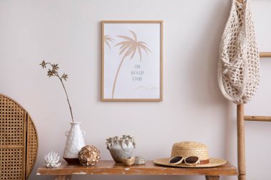 Oturma odasının içi ahşap bank, mobilya, poster çerçevesi, bambu merdiveni vazodaki çiçekler, dekorasyon ve kişisel aksesuarlarla güneşli ve rahat. Şık bir ev dekoru. Şablon.