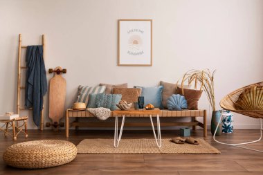 Şık bir kanepe, yastıklar, sehpa, poster çerçeveleri, dekorasyonlar, mobilyalar ve kişisel aksesuarları olan güneşli ve aydınlık bir oturma odası. Sıcak ev dekorasyonu. Şablon. Yaz havası.