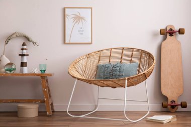 Rahat ve yaz oturma odasının iç tasarımı, rattan koltuk, kanepe, yastık, poster çerçevesi, yan masa, bambu uzun tahta, dekorasyon, halı ve kişisel aksesuarlar. Tarz ev dekoru.