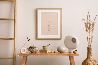 İçinde poster çerçevesi, bej duvar, bank, lider, kurumuş çiçekler, kitap ve kişisel aksesuarları olan basit bir iç mekan kompozisyonu. Ev dekoru. Şablon. 