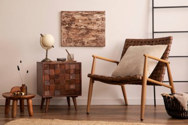 Estetik ve zarif odanın iç tasarımı poster çerçevesi, ahşap büfe, şık koltuk, bej yastık, sepet, ekose ve kişisel aksesuarlar. Ev dekoru. Şablon. 