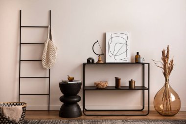 Oturma odasının yaratıcı kompozisyonu poster çerçevesi, siyah consola, yuvarlak kahve masası, ekoseli sepet, kurumuş çiçekli cam vazo ve kişisel aksesuarlar. Ev dekoru. Şablon. 