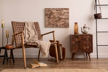 Oturma odasının içi şık ve rahat. Poster çerçevesi, ahşap komodi, şık koltuklar, bej ekose, kitap ve kişisel aksesuarlar. Ev dekoru. Şablon. 