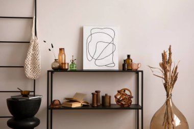 Oturma odasının sıcak ve rahat içinde poster çerçevesi, kurumuş çiçekli cam vazo yuvarlak sehpa, kitap, konsol ve kişisel aksesuarlar var. Ev dekoru. Şablon. 