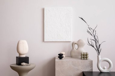 Hoş ve şık oturma odasının yaratıcı kompozisyonu. Sahte resimler, sehpa, yuvarlak kahve masası, dekorasyon ve kişisel aksesuarlar. Minimalist siyah-beyaz ev dekorasyonu. Şablon.