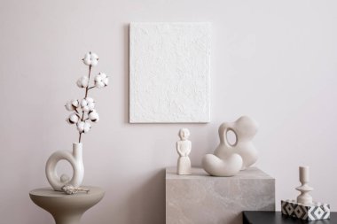 Tabloların, mermer küpün, sehpanın, merdivenin, dekorasyonun ve kişisel aksesuarların olduğu rahat ve şık bir oturma odası. Minimalist siyah-beyaz ev dekorasyonu. Şablon.