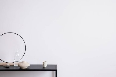 Oturma odasının estetik kısmı fotokopi alanı, beyaz duvar, siyah masa, şamdan, cam şişe, yuvarlak dekorasyon ve zarif kişisel aksesuarlarla dolu. Şık bir ev dekoru. Şablon.