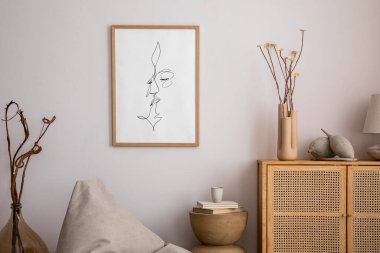 Oturma odasının içinde poster çerçevesi, tasarım puf, dekorasyon, ahşap çadır klozeti, kurutulmuş çiçekli vazo, cam vazo ve bej aksesuarlar var. Yaratıcı ev dekorasyonu. Şablon. 