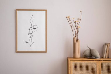 Oturma odasının içi, poster çerçevesi, kurutulmuş çiçekli vazo, kitaplar, dekorasyon, ahşap sehpa ve bej aksesuarlarla dolu. Yaratıcı ev dekorasyonu. Şablon. 