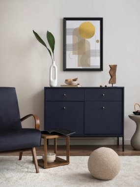 Oturma odasının yaratıcı kompozisyonu poster çerçevesi, kadife mavi koltuk, klozet, dekorasyon, lamba, yan. Masa ve kişisel aksesuarlar. Şık bir ev dekoru. Şablon.